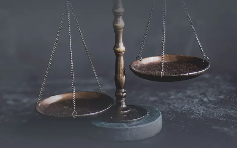 Lov og orden - illustrasjon med skålvekt Lov og orden - illustrasjon med skålvekt